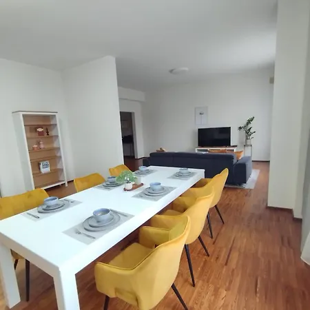 Apartament Operatheater View 2bd For 8 Tallin